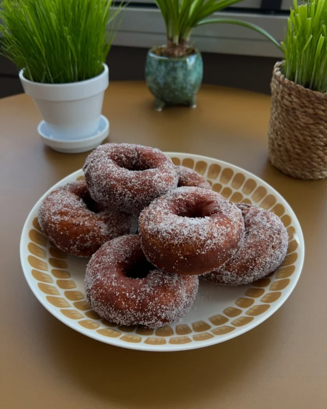 Hauskaa vappua! 🎈🥳🎉🍩

Juhlan kunniaksi innostuin pitkästä aikaa leipomaan itse vappumunkkeja. @chocochili:n vegaanisten sitruuna-rahkamunkkien resepti pääsi testiin. Olivat aivan mahtavan herkullisia! 😋