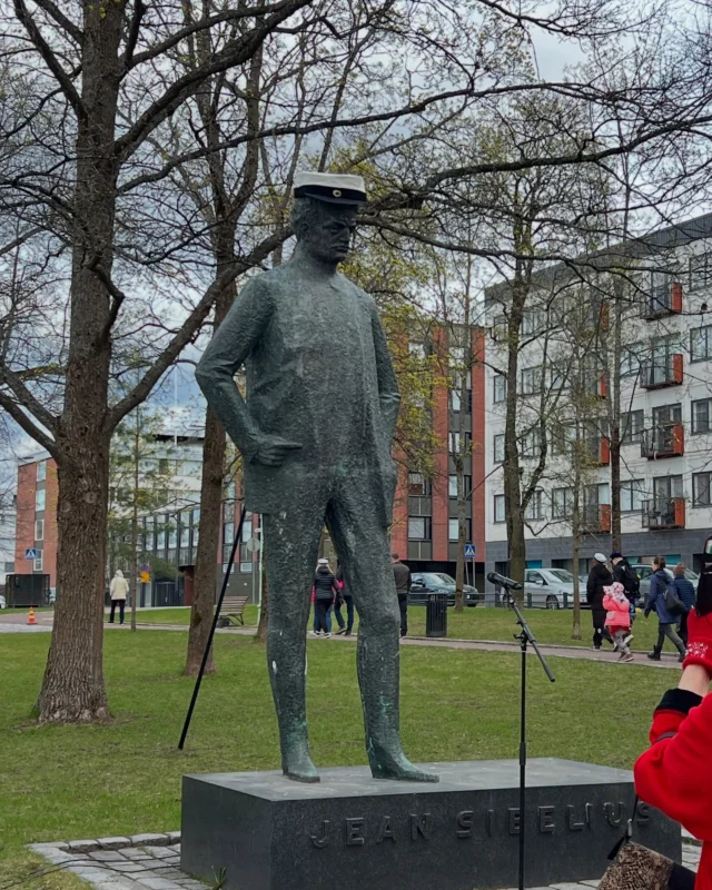 Nyt on vapunvietto polkaistu käytiin Hämeenlinnassa, kun HAMK:n opiskelijat lakittivat Jannen patsaan! 

#vappu #hämeenlinna #sibelius #hamk