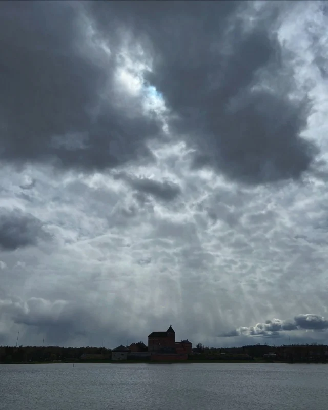Valonsäteitä ja hopeareunuksia.