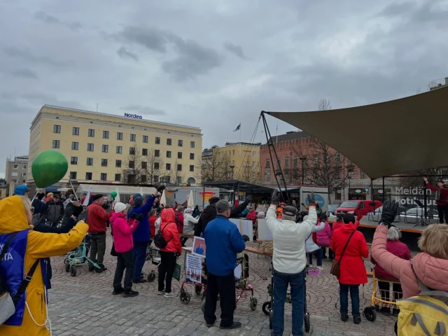 Hämeenlinnan keskustassa marssittiin torille #rollaattorimarssi hyvän vanhuuden puolesta! Kiitos paikallisille järjestöille (mm. muistiyhdistys ja omaishoitajat) sekä vapaaehtoisille tilaisuuden järjestämisestä sekä kaikille marssijoille! Vien terveiset eteenpäin aluevaltuustoon.