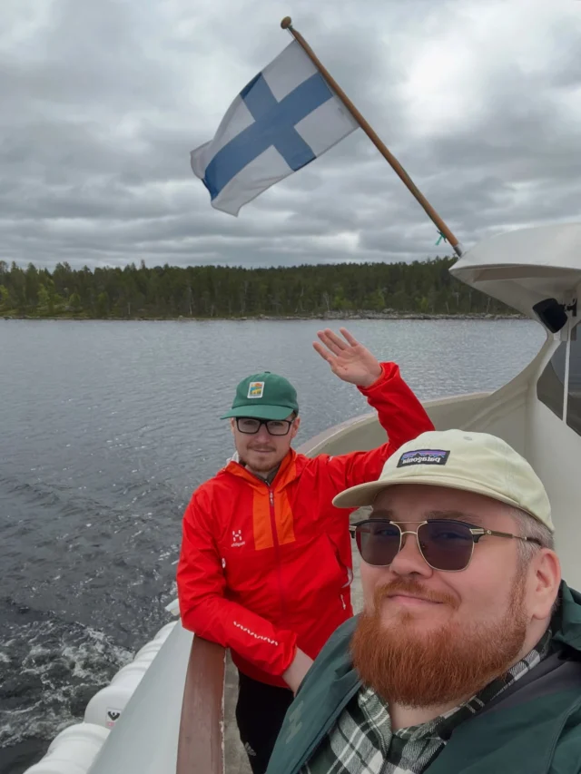 Tänään seikkailtiin Inarissa. Käytiin risteilemässä Inarijärvellä. Risteily kiersi Ukkonsaaren, joka on saamelaisten seita eli pyhä paikka. Oli hienoa päästä vihdoin käymään Inarijärvellä, jonka kalastusreissuista kummisedälläni oli lapsuudessani tapana kertoa tarinoita. Jäniskoski Juutuanjoessa ihan Inarin kylän kupeessa oli myös piipahtamisen arvoinen. Kävimme myös tutustumassa saamelaismuseo Siidaan.
#inari #inarijärvi #ukonsaari #jäniskoski #juutuanjoki #lappi