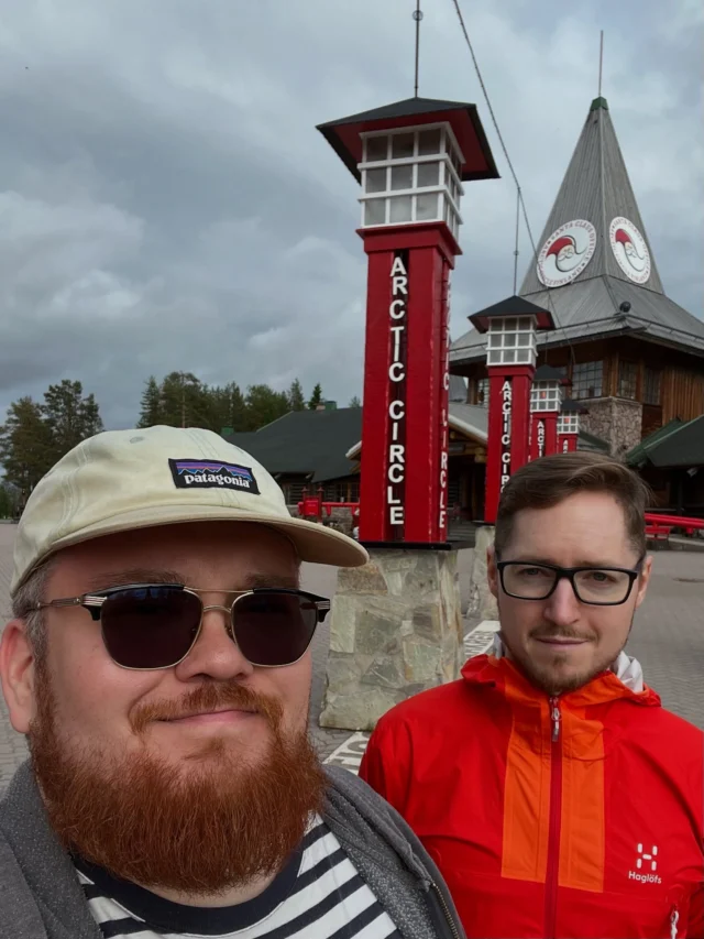 Tänään seikkailtiin Rovaniemellä joulupukin kylässä, Arktikumissa ja kulttuuritalo Korundissa. Viimeisessä on esillä mielenkiintoinen Sápmi Triennale, jossa on esillä saamelaista nykytaidetta ja duodjia. Moni teos käsitteli saamelaisen kulttuurin ja elinpiirin suhdetta nykypäivään ja ekokatastrofiin.

#rovaniemi #joulupukinkylä #arktikum #korundi