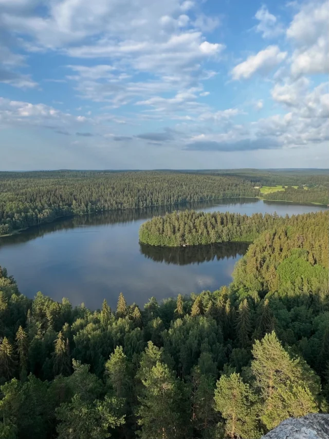Kansallismaisemaa käytiin ihastelemassa. Ulkona oli 27 astetta hellettä, mutta näkötornin sisätilat olivat vielä mukavan viileät. 
#aulanko #aulangonnäkötorni #hämeenlinna