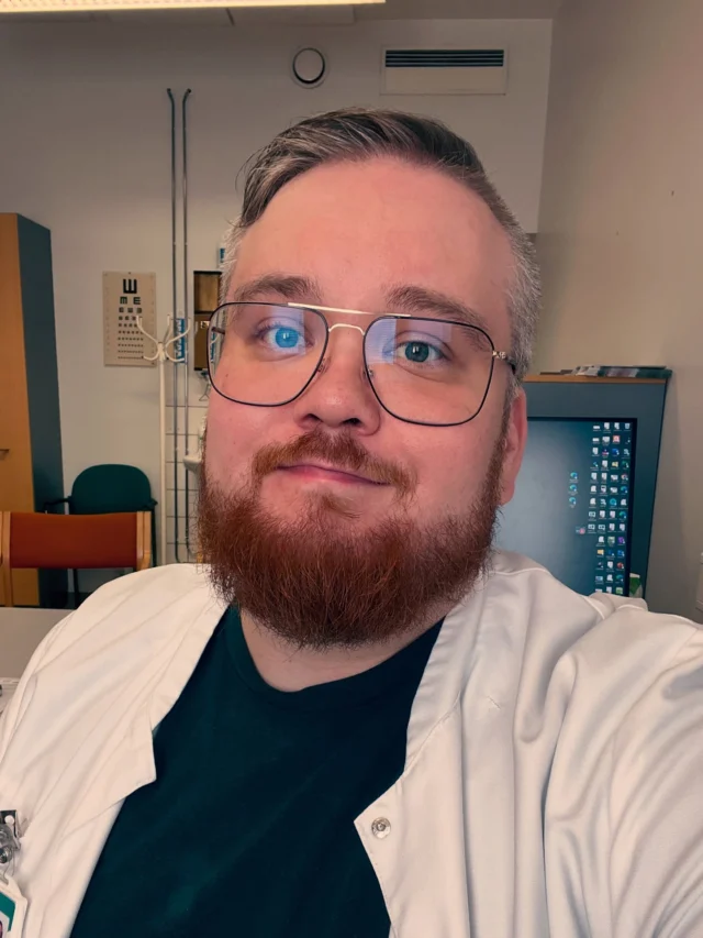 Tällä viikolla olen päässyt sukeltamaan muistipoliklinikan etä- ja digiaikakaudelle videovastaanoton muodossa! Meillä Oma Hämeessä hyödynnetään geriatrin videovastaanottoa hoitaja-avusteisesti muistipoliklinikoilla, kun lääkäriä ei ole saatavilla pitämään vastaanottoa paikan päälle.

Olen itse suhtautunut aiemmin hieman skeptisesti tähän konseptiin, mutta nyt parin vastaanoton jälkeen olen positiivisesti yllättynyt tästä työskentelytavasta. Kohtaaminen on asiakkaallekin inhimillinen, koska livenä paikalla on aina hoitaja, joka on fyysisesti potilaan apuna sekä lopuksi käy hoitosuunnitelman yhdessä potilaan ja läheisen kanssa läpi. Toki potilaan fyysinen tutkiminen täytyy järjestää tarvittaessa lääkärin toimesta myös potilaan paikkakunnalla.

Jatkossa olen ehdottomasti pro videoetävastaanotot. Mielestäni niitä saisi olla enemmän tarjolla ja nykyinen chat-villitys tuntuu raskaalta loputtoman näpyttelyn takia.

Kuva on työpaikalta lähivastaanotolta, mutta videovastaanotto onnistuu kotoakin, kun tietosuojanäkökulmat huomioi.

#omahäme #digipalvelut #etävastaanotto #liikkuvatpalvelut