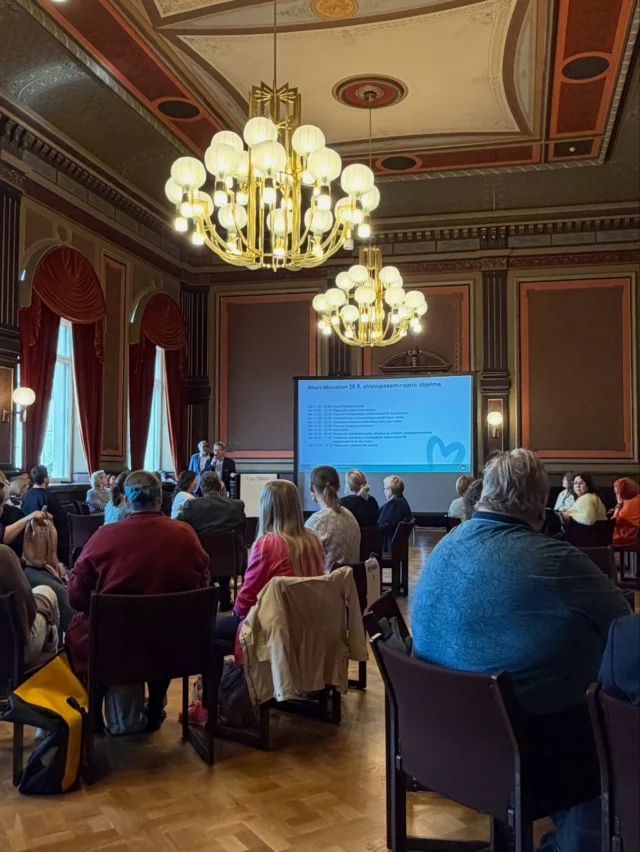 Tänään Kanta-Hämeen aluevaltuusto kokoontui valtuustoseminaariin hahmottelemaan hyvinvointialueen strategian päivittämistä. Jopa strategian valmistelua voi pelillistää ja hyödynsimme Topaasia -verkkopelityökalua tärkeiden teemojaan hahmottamisessa. Palvelustrategian hahmottelussa mukana olivat myös perinteisemmät tarralaput. 
Esimerkiksi palveluiden vaikuttavuus, talouden tasapaino, peruspalveluiden kehittäminen, HYTE-yhteistyö kuntien ja 3. sektorin kanssa, ennaltaehkäisy, kestävä kehitys, väestön ikääntyminen sekä nuorten ja lasten pahoinvointi olivat esillä keskusteluissa. 
#aluevaltuusto #strategiaseminaari #omahäme