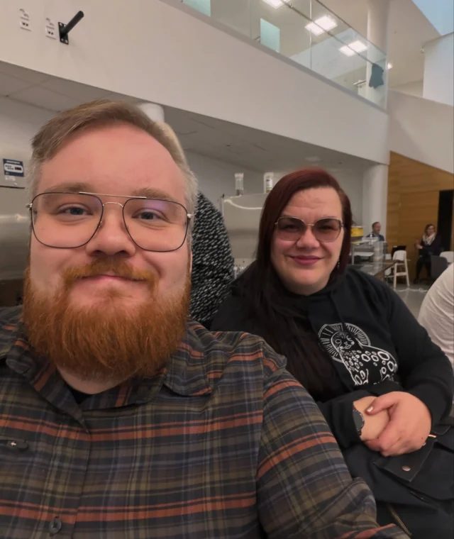 Oma Hämeen aluevaltuuston syyskausi lähti käyntiin Riihimäeltä. Käsittelimme mm. ensimmäisen vuosipuolikkaan käsittävän osavuosikatsauksen. Lehdistä olemme voineet lukea, että alueet ovat jakautumassa kahteen kastiin - niihin joiden talous tasapainottuu ja niihin joiden taloustilanne synkkenee entisestään. Varovaisesti arvioituna Kanta-Hämeessä tilanne vaikuttaa kohtalaisen hyvältä ja talous tasapainottuvan. Talousohjelmista huolimatta lakisääteisten palveluiden saatavuus ei ole heikentynyt suuressa kuvassa, vaan jopa kohentunut.
Lisäksi valtuustossa käytiin keskustelua kolmesta aloitteesta.  Emme kannattaneet aloitteen sosiaalityöntekijän sijaispätevyyden tiukentamisesta palauttamista valmisteluun. Mielestämme vastaus oli riittävä ja kriteerien tulee tulla lainsäädännöstä.
Vihreät kannattivat vaihdevuosiklinikka-aloitteen palauttamista valmisteluun. Valtuustossa käydyn keskustelun pohjalta olisimme kaivanneet laadukkaampaa vastausta ja perusterveydenhuollon keinojen - esim. digihoitopolun - kuvaamista, vaikka fyysistä klinikkaa emme varsinaisesti kannattaisikaan. Viime viikolla julkaistu Käypä hoito -suositus aiheesta antaa perusterveydenhuollon lääkäreille näyttöön perustuvia toimintaohjeita. Myös hoitosuositus korostaa perustason merkitystä.
Tulkkaus- ja käännöspalveluista koskevan aloitteen käsittelyssä aluevaltuutettumme Maija Kranni piti hyvän puheenvuoron muistutuksena, että oikeus tulkkaukseen on perusoikeus ja yhdenvertaisten sote-palveluiden perusta.
#vihreät #aluevaltuusto #omahäme