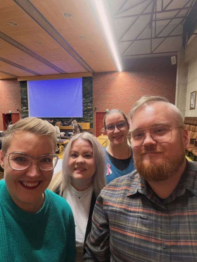 Kanta-Hämeen aluevaltuusto kokousti tänään Forssassa. Hyväksyimme pitkän keskustelun jälkeen esitetyt palveluverkon muutokset Janakkalan sairaalan sekä ikäihmisten ja vammaispalveluiden asumispalveluiden osalta.

Hyväksyimme myös hyvinvointialueen strategiaan liittyen arvoista, merkityksestä sekä strategian painopisteistä. 

Kuvassa Vihreä aluevaltuustoryhmämme.

#omahäme #vihreät #aluevaltuusto #hämeenvihreät