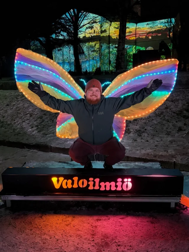 Kaupunkifestivaali Valoilmiö 2025 toi hienosti piristystä synkkään marraskuuhun. Oli hienoa nähdä kuinka paljon valoteokset myös saivat ihmisiä liikkeelle! #valoilmiö #valoilmiöfestivaali #hämeenlinna #valotaide #hämeenlinna