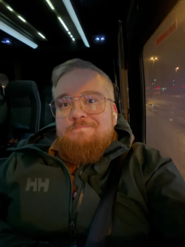 Totta vai tarua? Hämeenlinnasta Forssaan työmatkan kulkeminen julkisella liikenteellä on mahdollista. - Vastaus: Totta, ainakin tietyin reunaehdoin.

Syksyllä lisättiin linja-autovuoroja Hämeenlinnan ja Forssan välillä. Nyt aikaisin bussi lähtee Hämeenlinnasta klo 6:55 ja on Forssassa klo 8:00. Paluu onnistuu esim klo 15:40 lähtevällä pikavuorolla. 

Harvempaan kulkemiseen esim. monipaikkaisessa työskentelyssä tämä mahdollistaa liikkumista ilman omaa autoakin. Verrattuna autolla kulkemiseen lisämatka-aikaa tulisi esim. itselle noin tunti päivässä huomioiden myös siirtymiset reitin alku- ja loppupäässä. 

Näin satunnaisesti hyödynnettynä kuitenkin lähipäivä Forssassa onnistui kimppakyydin peruuntumisesta huolimatta!

#forssa #hämeenlinna #julkinenliikenne