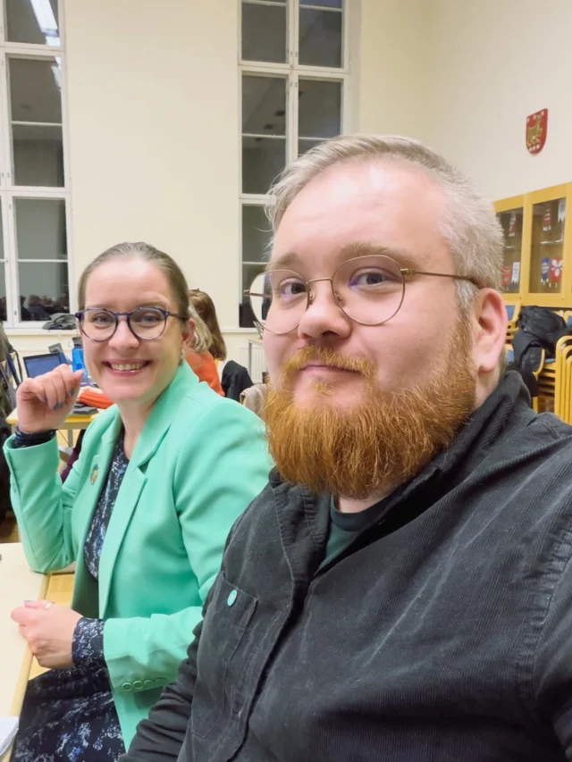 Kanta-Hämeen hyvinvointialueen aluevaltuusto päätti tänään vuoden viimeisessä lähes 10-tuntisessa kokouksessaan tulevan vuoden 2026 talousarviosta. Käsittelyn aikana keskusteltiin paljon ja äänesteltiinkin useampaan otteeseen, mutta merkittäviä muutoksia ei aluehallituksen pohjaesityksiin tullut. Ryhmämme pj Mirka Soinikoski piti erinomaisen ryhmäpuheenvuoromme ja Emma Kolu kommentoi hyvin mm. strategisia painopisteitä ja talousarvion sitovien tavoitteiden arviointia. Itse puhuin ikäihmisten perhehoidon merkityksestä.

Kiitos hyvästä yhteistyöstä aluevaltuustoryhmällemme tänä vuonna. Nyt on aika huilahtaa ja palata politiikan pariin ensi vuoden puolella. Suuri kiitos kuluneesta vuodesta myös Oma Hämeen henkilöstölle ja virkajohdolle!

Hyvää joulun- ja vuodenvaihteen aikaa kaikille!

#vihreät #aluevaltuusto #omahäme