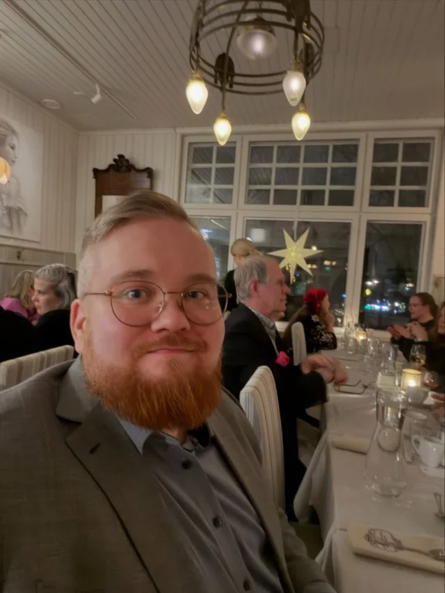 Tänään vietettiin Hämeenlinnan kaupunginvaltuuston pikkujouluja. Ratkottiin pakohuonehenkistä pulmapeliä muiden valtuutettujen ja viranhaltijoiden kanssa. Varsinkin ensimmäisen kauden kaupunginvaltuutettuna arvostaa mahdollisuuksia tutustua muiden puolueiden valtuutettuihin ja viranhaltijoihin kokousten ulkopuolellakin. 

Samalla vaivalla tuli hieman juhlistettua loman alkua ja uusia työkuvioita loman jälkeen. Palaan geriatrian kliinisesti opettajaksi Tampereen yliopistolle lääkikseen ja jatkan pienemmillä työpanoksella Oma Hämeellä kotihoidon lääkärinä.