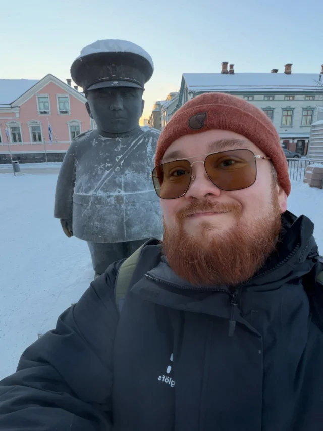 Geriatripäivät 2026 järjestettiin tällä viikolla Oulussa. Oli erittäin inspiroivaa kuulla kollegoiden esityksiä erilaisista uusista geriatrisista toimintamalleista hyvinvointialueilta. 

🚑Meiltä Oma Hämeestäkin tuttua kotisairaalan ja liikkuvien päivystyspalveluiden (Gerbiilin) tyyppiset toiminnot ovat yleistyneet useammilla alueilla. 

👴🏻Mielenkiintoista kehittämistyötä on tehty Vantaan ja Keravan hyvinvointialueella, jossa osalle omaishoitajaperheistä tarjotaan erillinen omalääkärimalli kotikäynteineen, jos terveysasemalle liikkuminen on vaikeaa. Myös omaishoitajan palveluntarpeet huomioidaan. 

🏠Oulun seudulla liikkuva psykogeriatrinen tiimi jalkautuu hoivakoteihin tukemaan henkilökuntaa muistisairaiden neuropsykiatristen oireiden hoidossa. 

🧩Etelä-Karjalassa on kehitetty erinomainen muistipotilaan hoitopolku, jonka kantavana voimana olivat muistikoordinaattorit. Geriatrien mielestä EKHVA:n päätös irtisanoa muistikoordinaattorit oli virhearvio inhimillisesti sekä taloudellisesti. 

👩‍⚖️Lisäksi oli mielenkiintoista kuunnella lääkäreiden ja juristin näkökulmia potilaan itsemääräämisoikeuden rajoittamisesta somaattisessa hoidossa.

Onnea myös vuoden geriatrille Minna Löppöselle!