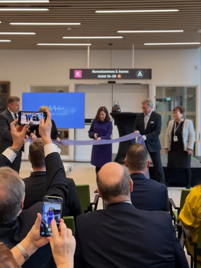 Uuden Kanta-Hämeen keskussairaalan - tuttavallisemmin Ahveniston sairaalan tai Assi-sairaalan vihkiäisiä vietettiin tänään uusissa tiloissa. 

Assi - Maailman inhimillisin sairaala - on ollut valtava ponnistus sairaanhoitopiiriltä ja myöhemmin hyvinvointialueeltamme. Maaliin päästiin tavoiteajassa ja myös budjetissa.

Sairaalan varsinainen toiminta käynnistyy asteittain tulevien viikkojen aikana. Paljon tsemppiä ja jaksamista uuden äärellä ja muuttojen keskellä työskentelevälle henkilöstölle!

#ahvenistonsairaalanvihkiäiset