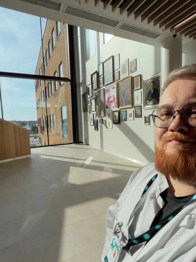 Pääsin piipahtamaan Assi-sairaalassa perusterveydenhuollon osastojen viikonlopun osastopäivystyskierron merkeissä. Hienolta näyttää asteittain käynnistyvä sairaala. Soinnun hyvin talon väreihin. 👨🏼‍⚕️👨‍🦰