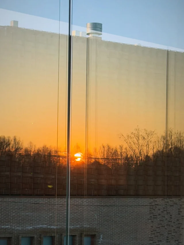 Keväinen auringonlasku Hämeen linnan kupeessa. Hienosti heijastuu parvekelaseihin maalaten maiseman Pöölin seinään. #hämeen_linna #hämeenlinna #kevät #auringonlasku