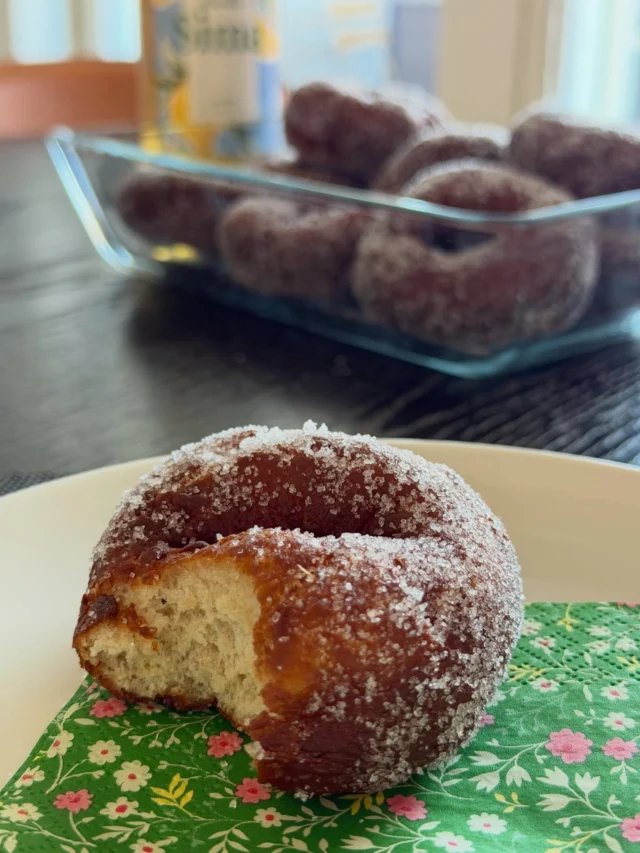 Hauskaa vappua! Suuri suositus @chocochili:n vegaanisille sitruuna-rahkamunkeille. Näistä on muodostunut vappuperinne. 🎈🍋🍩