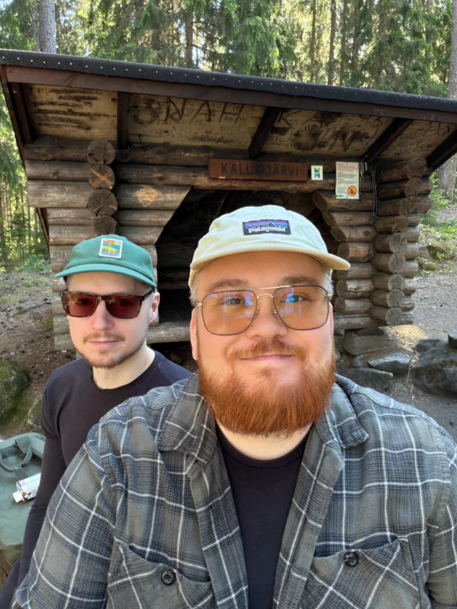 Kävin tänään Kalliojärvellä Evolla nauttimassa kauniista luonnosta ja hienosta maisemasta.

Metsähallitus ja kaupunki valmistelevat alueelle kaavaa, joka mahdollistaisi järven läheisyyteen noin 2 000 kerrosneliömetriä elämysmajoitusta sekä muuta matkailurakentamista. Rakentaminen ja lisääntyvä matkailu muuttaisivat aluetta, jonka suurin vahvuus on juuri luonnon rauha.

Oman näkemykseni mukaan Evo soveltuisi paremmin tiedekansallispuistoksi. Kalliojärvi ei ole ainoa ranta-alue, jonne rakentamista kaavassa suunnitellaan.

Kaikkea arvokasta ei ole tarpeen kehittää rakentamalla. 🌲💚

#evo #evonretkeilyalue #kalliojärvi #tiedekansallispuisto